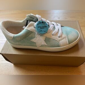 Girls sneakers size 5 Vintage Havana.  Teal/pearl color. Extra cushion. New